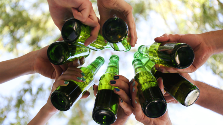 Under semestern är det inte ovanligt att många svenskar konsumerar mer alkohol även på vardagarna, till skillnad från under resten av året. Foto: Shutterstock